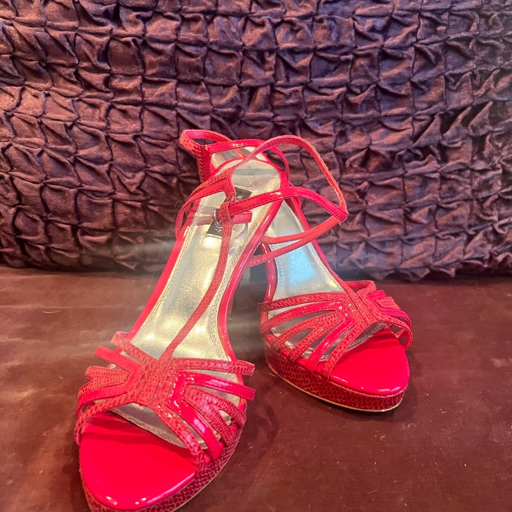 White House black market Fuchsia heels. Limited wear.